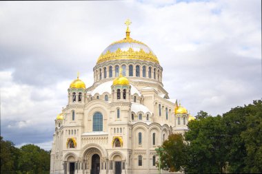 Kronstadt, Saint Petersburg 'daki Anchor Meydanı' ndaki harika işçi kilisesi. Rusya 'daki Donanma Hıristiyan Katedrali Altın Kubbe, güneşli bir günde unesco mimarisi