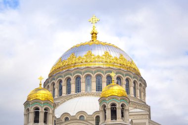 Kronstadt, Saint Petersburg 'daki Anchor Meydanı' ndaki Kubbe İşçisi Nicholas. Rusya 'daki Donanma Hıristiyan Katedrali. Altın Kubbe, güneşli bir günde unesco mimarisi.