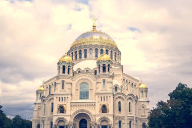 Kronstadt, Saint Petersburg 'daki Anchor Meydanı' ndaki harika işçi kilisesi. Rusya 'daki Donanma Hıristiyan Katedrali. Altın kubbeli, güneşli bir günde unesco mimarisi.
