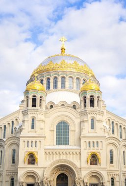 Kronstadt, Saint Petersburg 'daki Anchor Meydanı' ndaki harika işçi kilisesi. Rusya 'daki Donanma Hıristiyan Katedrali. Altın Kubbe, güneşli bir günde unesco mimarisi, dikey fotoğraf.