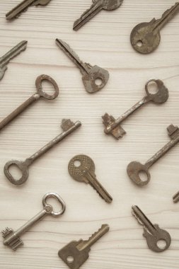 Paslı eski anahtar arkaplanının üst görüntüsü. Birçok anahtar Erişim, güvenlik, giriş, seçim, sorunların çözümleri kavram, sembol. Dikey