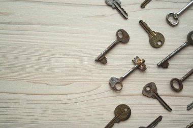 Paslı eski anahtar arkaplanının üst görüntüsü. Birçok anahtar Erişim, güvenlik, giriş, seçim, sorunların çözümleri kavramı, sembol