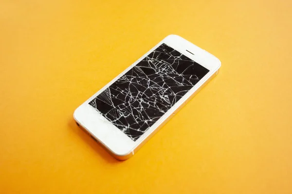 Turuncu arka planda akıllı telefonun kırık ekranı. Parçalanmış cam cep telefonu, onarım için illüstrasyon, telefon hizmetleri düzeltmek. Tarafı