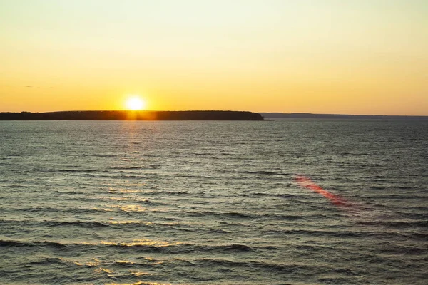 Захід Сонця Над Річкою Осінній Вечір Помаранчеве Небо Сонячними Променями — стокове фото
