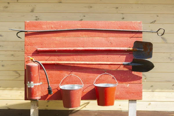 Conjunto Instrumentos Seguridad Contra Incendios Tablón Madera Roja Extintor Incendios — Foto de Stock