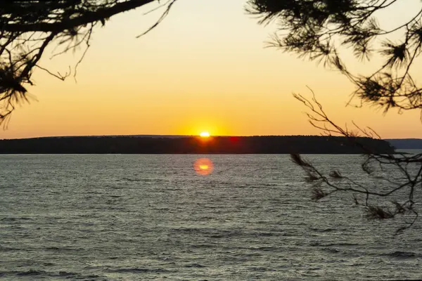Sonbahar Akşamı Nehrin Üzerinde Gün Batımı Güneş Işınları Parıltılar Suya — Stok fotoğraf