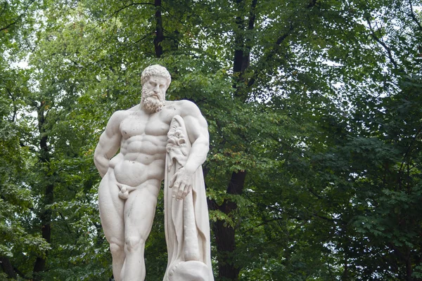 Escultura Desnudo Muscular Heracle Parque Con Club Escultura Hombre Barbudo —  Fotos de Stock