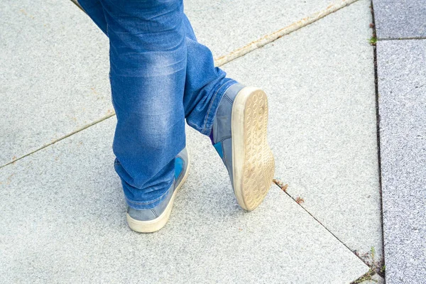 Крупный План Ног Молодой Девушки Простых Современных Кроссовок Стоящих Цементной — стоковое фото