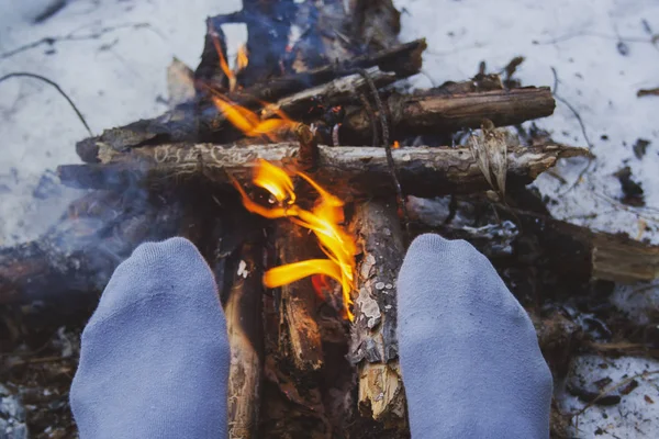 Les Jambes Homme Contre Feu Joie Dans Forêt Symbole Bushcraft — Photo