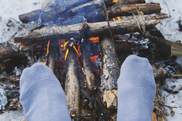 Les Jambes Homme Contre Feu Joie Dans Forêt Symbole Bushcraft — Photo