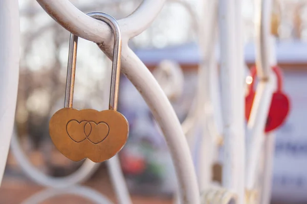 Gyllene Hjärtklappning Alla Hjärtans Kärlek Symbol Golden Heart Lock Hänger — Stockfoto