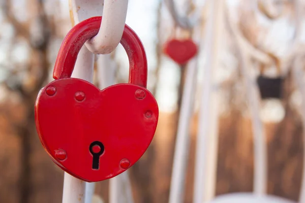 Красный Сердечный Замок Валентинка Символ Любви Красное Сердце Висит Белом — стоковое фото