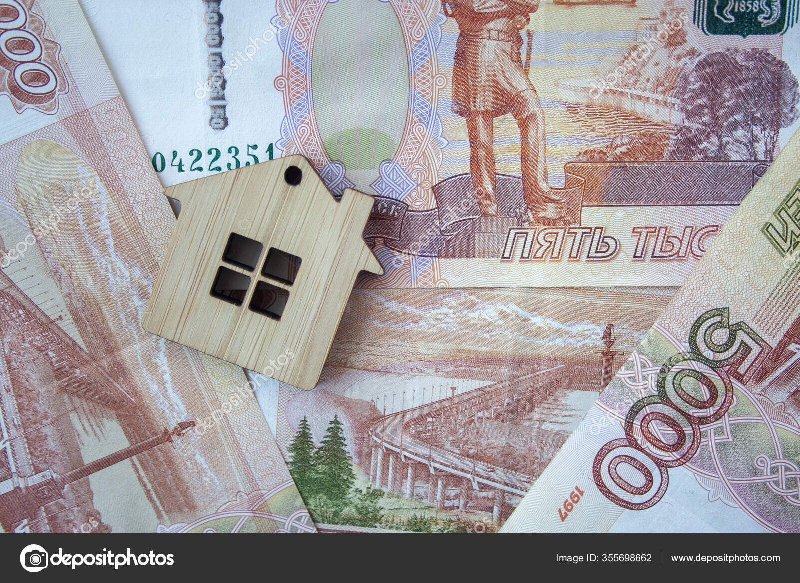 住宅ローン 購入と賃貸 不動産ビジネスの概念 小さな木造の家のおもちゃでお金のルーブル紙幣の背景トップ表示 ストック写真 C Quils