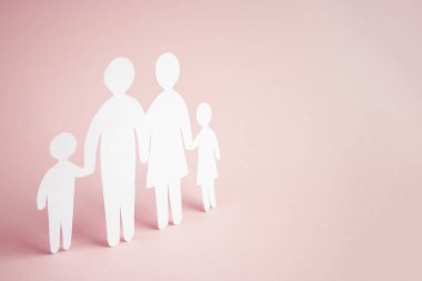 Kağıt aile, parlak pembe bir geçmişe, aile evine, koruyucu aileye, aile ruhsal sağlığına, evde eğitim kavramına sahip değil.. 