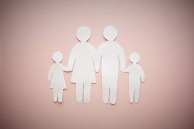Kağıt aile, parlak pembe bir geçmişe, aile evine, koruyucu aileye, aile ruhsal sağlığına, evde eğitim kavramına sahip değil.. 
