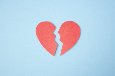 Kırmızı kağıt, parlak arka planda kırık kalp. Boşanma, ayrılma, terapi, aşk, psikolog, aile mahvolmuş kavram.