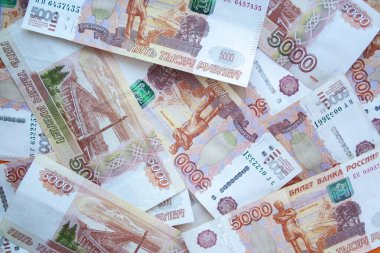 Rouble 5000 banknotlar arka plan üst görünümü. Rus parası banknotlarının dokusu