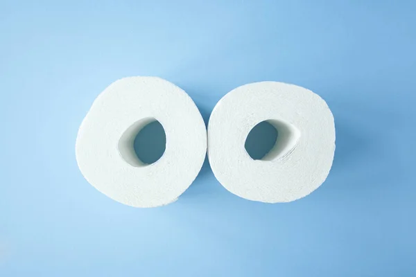 Zwei Toilettenpapierrollen Auf Blauem Hintergrund Von Oben Toilettenpapierkauf Aufgrund Des — Stockfoto