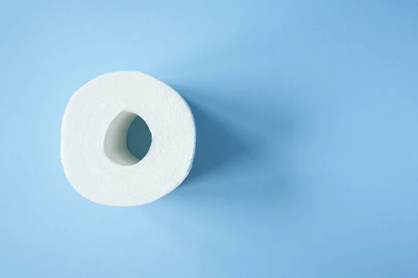 Tuvalet Kağıdı Mavi Arka Plan Manzaralı Kronavirüs Kavramından Dolayı Tuvalet — Stok fotoğraf