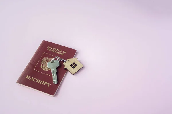 Ρωσικό Διεθνές Διαβατήριο Και Κλειδί Μπιχλιμπίδι Σπίτι Ροζ Φόντο Κοντά — Φωτογραφία Αρχείου