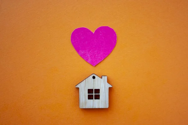 Amor Casa Seguro Hipoteca Casamento Conceito Namorados Pequena Casa Madeira — Fotografia de Stock