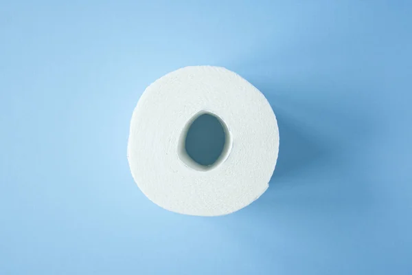 Tuvalet Kağıdı Mavi Arka Plan Manzaralı Kronavirüs Kavramından Dolayı Tuvalet — Stok fotoğraf