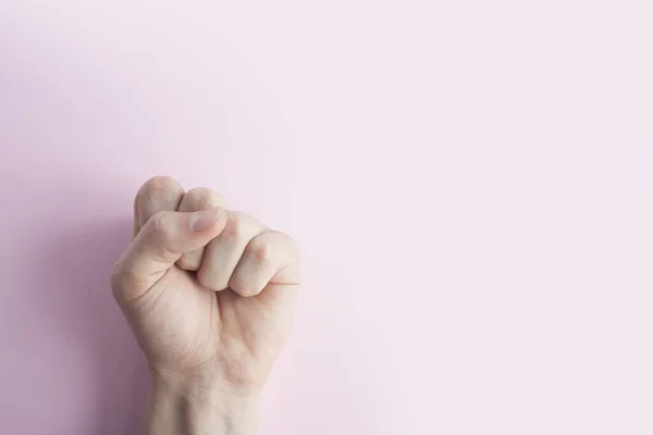 Man Hand Met Gesloten Vuist Roze Achtergrond Kopieer Ruimte Close — Stockfoto
