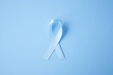 Mavi arka planda prostat kanseri farkındalığı. Erkekler sağlık hizmeti kavramı, erkekler kanser sembolü.