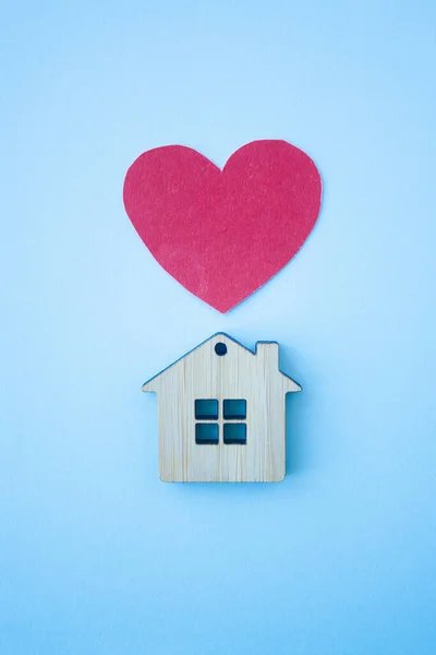 Amor Casa Seguro Hipoteca Casamento Conceito Namorados Pequena Casa Madeira — Fotografia de Stock