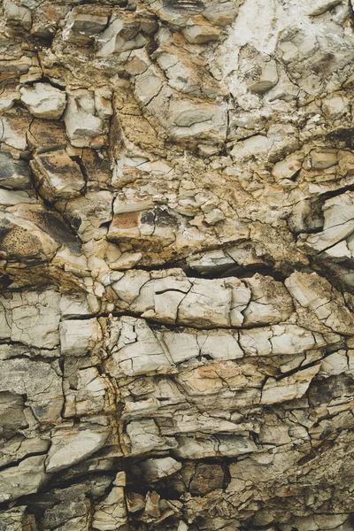 地面のテクスチャの下の粗い粘土岩や汚れ 地球茶色の乾燥した泥のパターンの背景垂直 — ストック写真