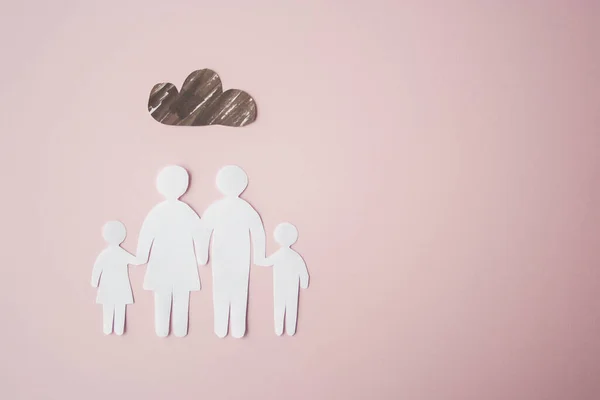 Οικογένεια Χαρτί Κοπεί Φωτεινό Ροζ Φόντο Σύννεφο Πάνω Σπίτι Της — Φωτογραφία Αρχείου