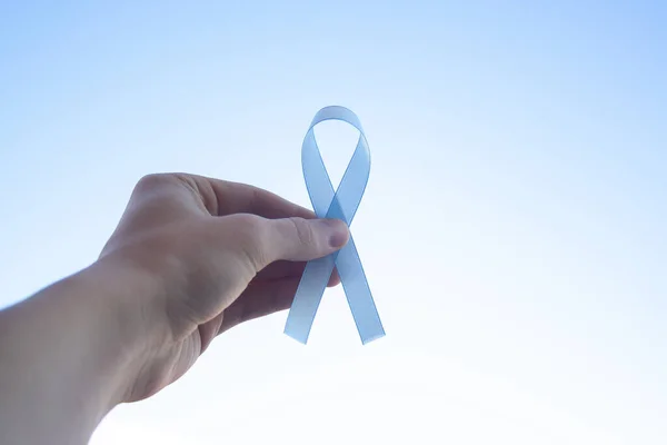 Novembro Mês Conscientização Câncer Próstata Man Hand Segurando Fita Azul — Fotografia de Stock