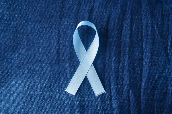 前列腺癌意识 浅蓝色带男性牛仔裤背景 医疗符号 蓝色背景的蓝带 — 图库照片