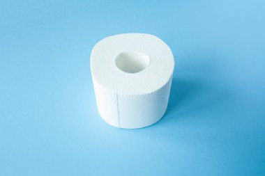 Tuvalet kağıdı mavi arka plan manzaralı. Kronavirüs kavramından dolayı tuvalet kağıdı alımı. Kişisel hijyen ve virüsün yayılmasını engellemek. Temizlik, hijyen, kısırlık.
