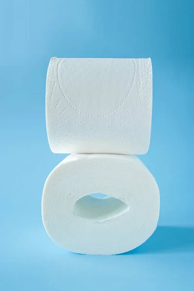 Mavi Arka Plan Manzaralı Iki Tuvalet Kağıdı Rulosu Kronavirüs Kavramından — Stok fotoğraf