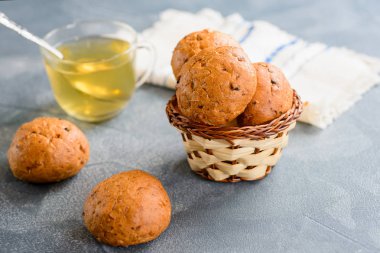 yeşil çay ekmek buns üzerinde gri bir arka plan ile