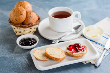 Çörekler tereyağı ve reçel ile çay tablo