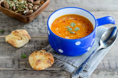 Fındık ve ekmek buns rustik ahşap arka plan üzerinde kabak ve havuç çorbası