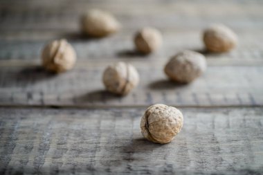 Bütün ceviz rustik ahşap masa üzerinde. kopya alanı