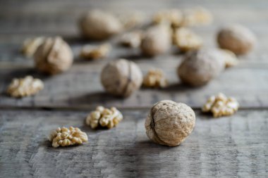 Ceviz taneleri ve rustik ahşap masa üzerinde bütün ceviz. kopya alanı