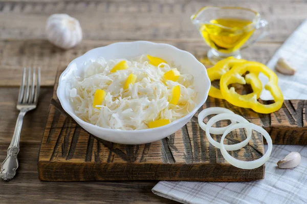 Zuurkool in een witte kom, traditionele Russische keuken Rechtenvrije Stockfoto's