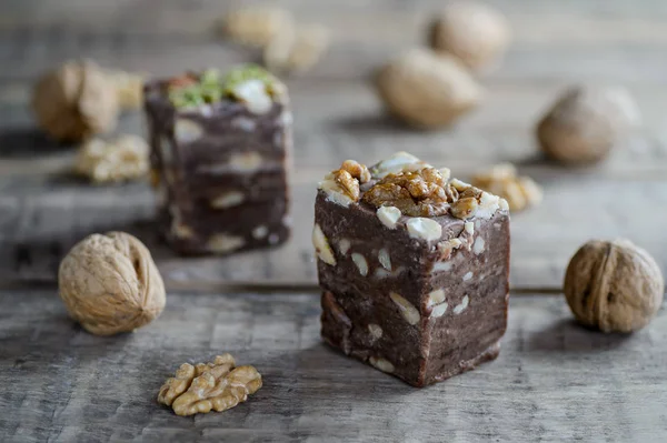 Walnoten en moer halva op een rustieke houten ondergrond. Stockfoto