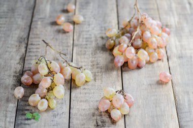 Rustik ahşap arka plan üzerinde beyaz masa üzüm