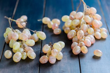 Siyah ahşap bir masa üzerinde kompozisyon üzüm