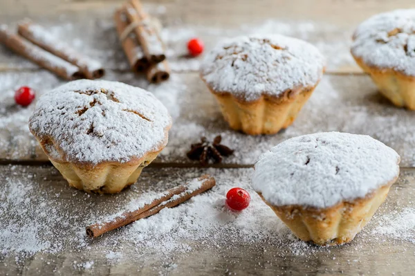 De samenstelling van de levensmiddelen van Kerstmis winter: taarten in poedersuiker met cranberry en kaneel Stockfoto