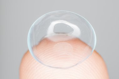 lens üzerinde parmak ucu, makroyu, yukarıdaki iletişim