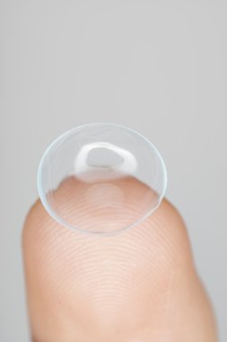 lens üzerinde parmak ucu, makroyu, yukarıdaki iletişim