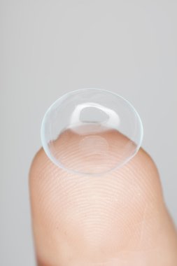 lens üzerinde parmak ucu, makroyu, yukarıdaki iletişim