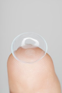 lens üzerinde parmak ucu, makroyu, yukarıdaki iletişim