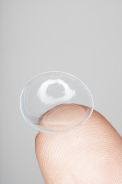 üzerinde parmak ucu, yukarıdan makro lens başvurun